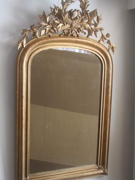 Franse vergulde spiegel met kuif
br 64 x h 110