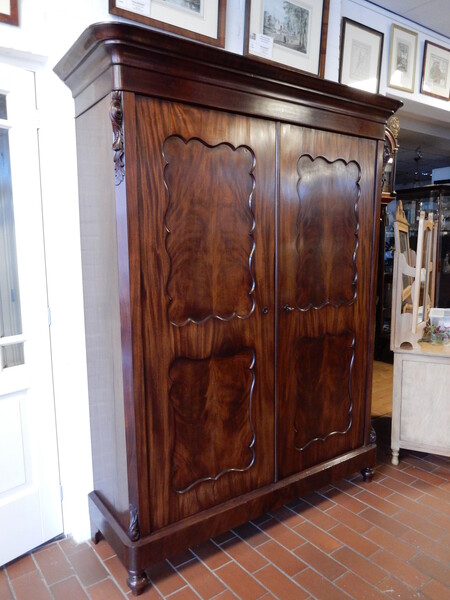 Hollandse mahonie Biedermeier linnenkast uit ca 1880
breed 155 cm, hoog 215 cm, diep 55 cm