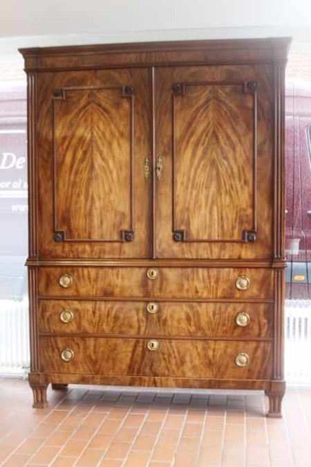 Hollands mahonie Louis Seize kabinet uit ca 1750
br 159 cm, h 225 cm, d 55 cm