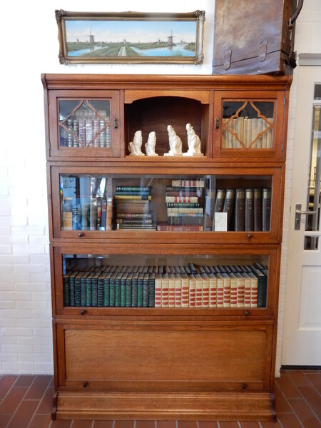 Engelse licht eiken Globe boekenkast met twee deurtjes
breed 130 cm, hoog 193 cm, diep 35 cm