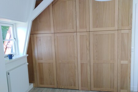 De deuren zijn in panelen uitgevoerd en afgewerkt met een matte afwerking